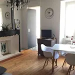 De Caractere Avec Terrasse. * La Rochelle (Charente-Maritime)