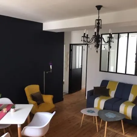 De Caractere Avec Terrasse. La Rochelle (Charente-Maritime)